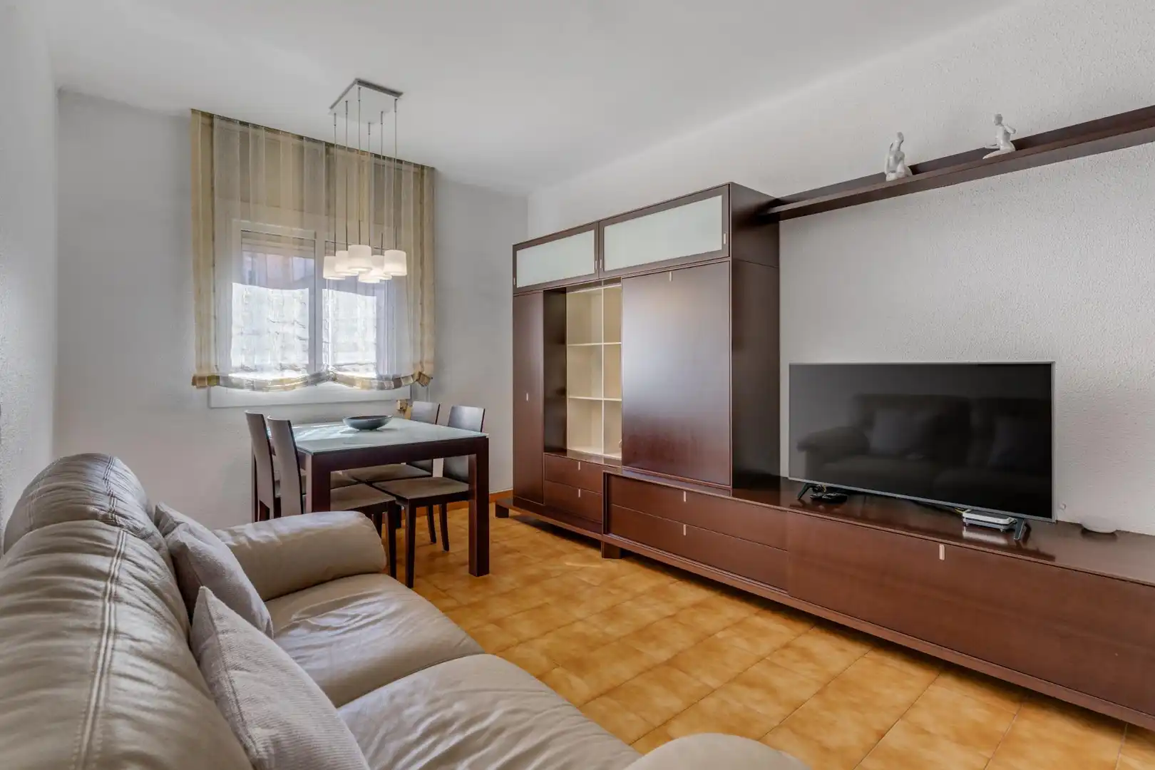 Sala de estar de Piso en venta en L'Hospitalet de Llobregat con Aire acondicionado, Amueblado y Alarma