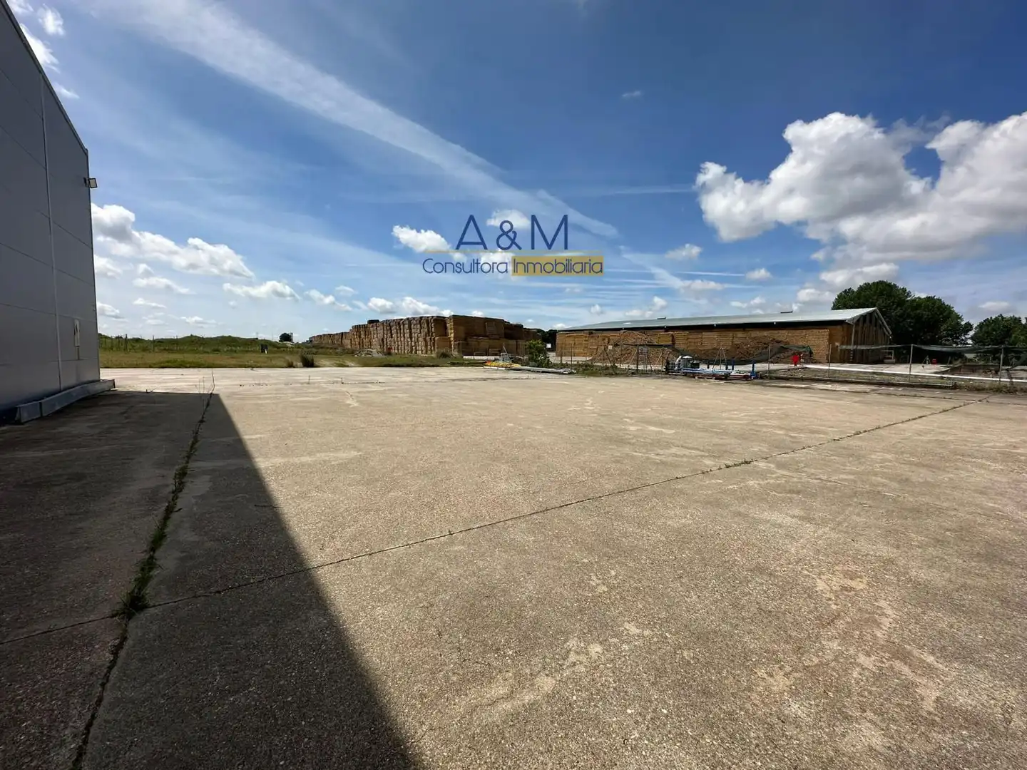 Parkplatz von Fabrikhallen zur Miete in Mojados