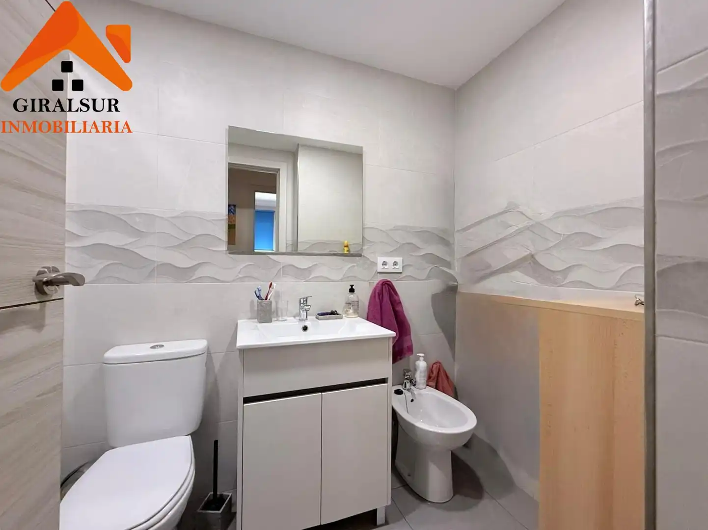 Bathroom of Flat for sale in Sevilla  with Air Conditioner and Terrace