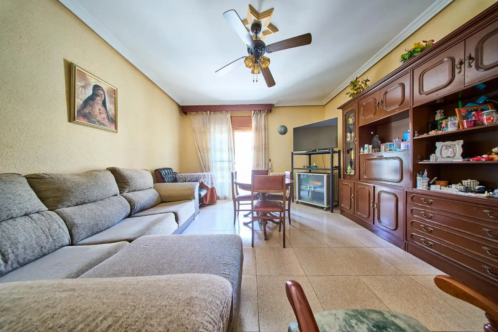 Sala de estar de Casa adosada en venta en Baza con Calefacción, Terraza y Trastero