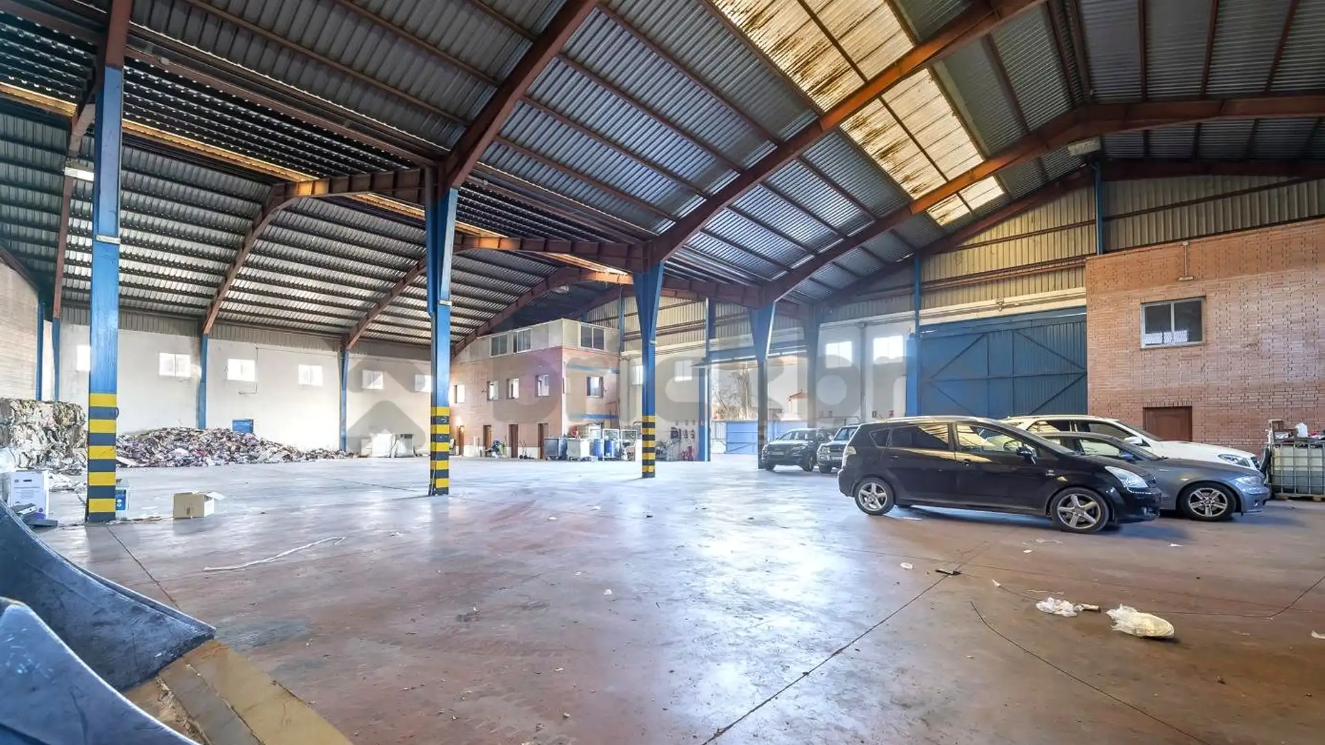 Vista exterior de Nave industrial de alquiler en Leganés