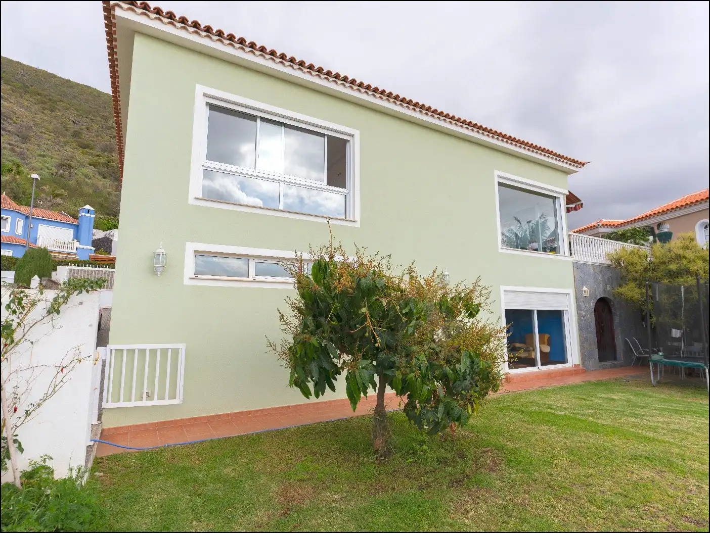 Vista exterior de Casa o xalet en venda en La Orotava amb Jardí privat, Terrassa i Traster