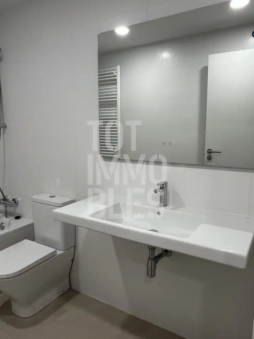 Badezimmer von Wohnung zur Miete in Girona mit Klimaanlage, Heizung und Schwimmbad