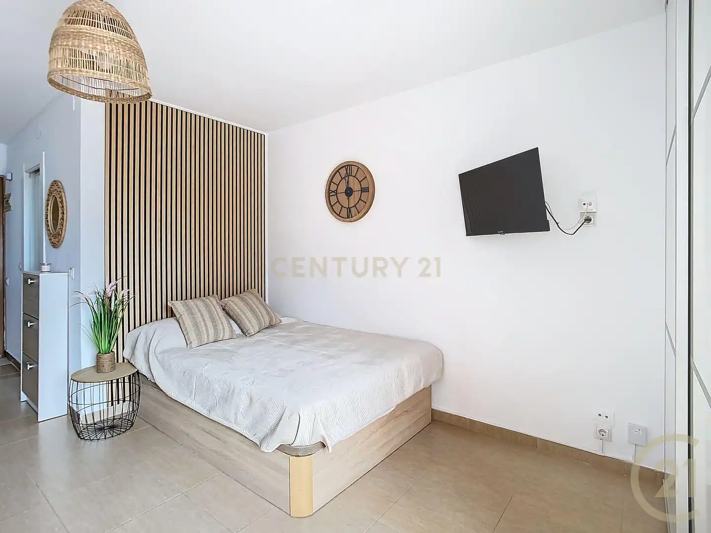 Habitación de Apartamento de alquiler en Benalmádena con Aire acondicionado, Jardín privado y Amueblado