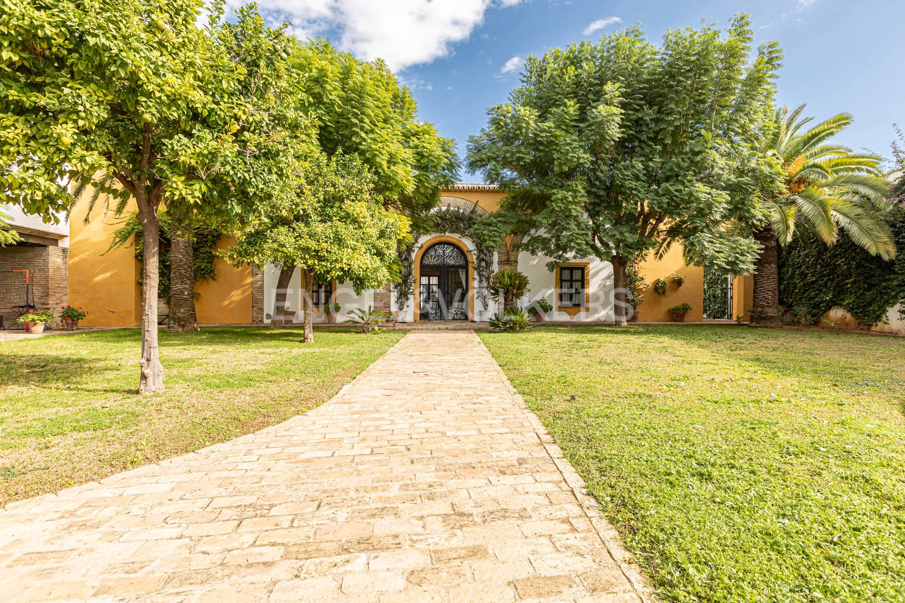 Vista exterior de Casa o xalet en venda en Umbrete amb Calefacció, Jardí privat i Piscina