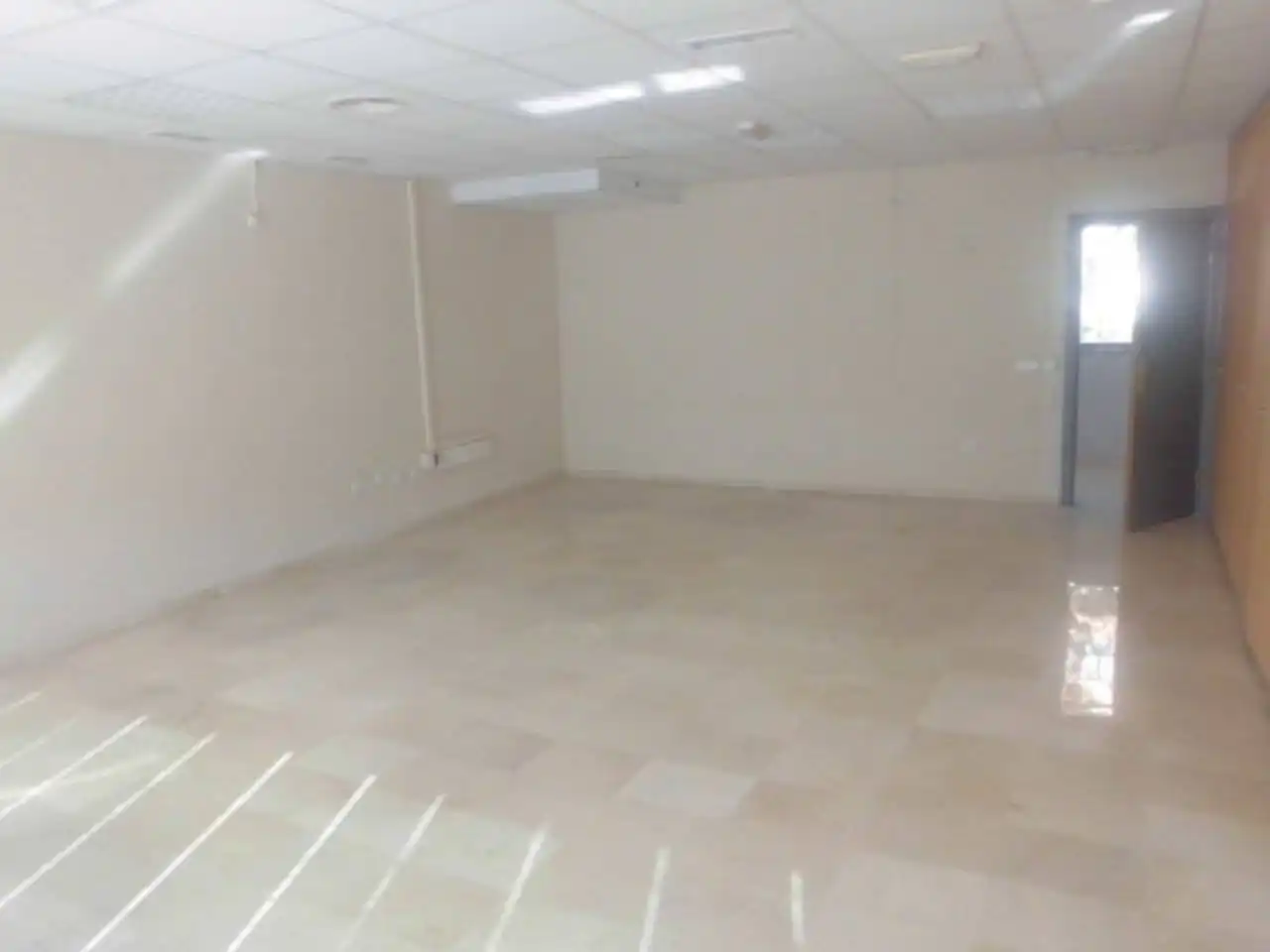 Büro zur Miete in Sevilla mit Klimaanlage, Heizung und Alarm