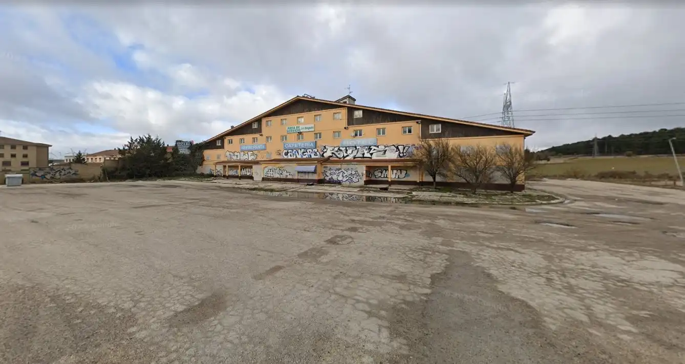 Edificio en venta en Calle el Charquillo, Monasterio de Rodilla