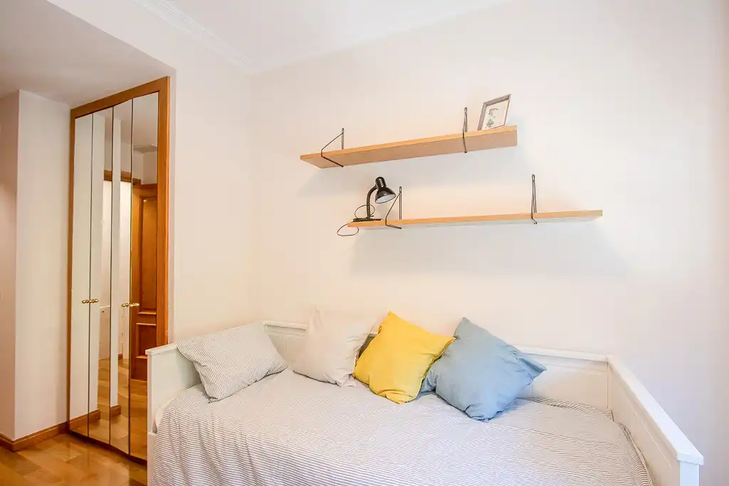 Bedroom of Flat for rent in Madrid  with Air Conditioner, Private garden and Storage room