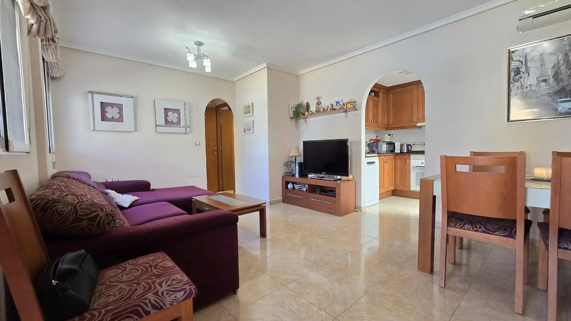 Sala d'estar de Casa adosada en venda en Torrevieja amb Aire condicionat, Jardí privat i Terrassa