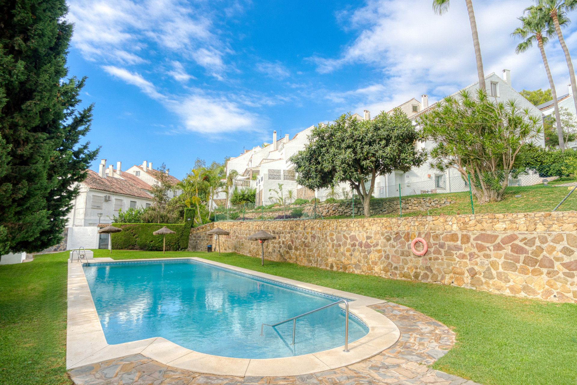 Exterior view of Single-family semi-detached for sale in Marbella  with Terrace, Swimming Pool and Community pool