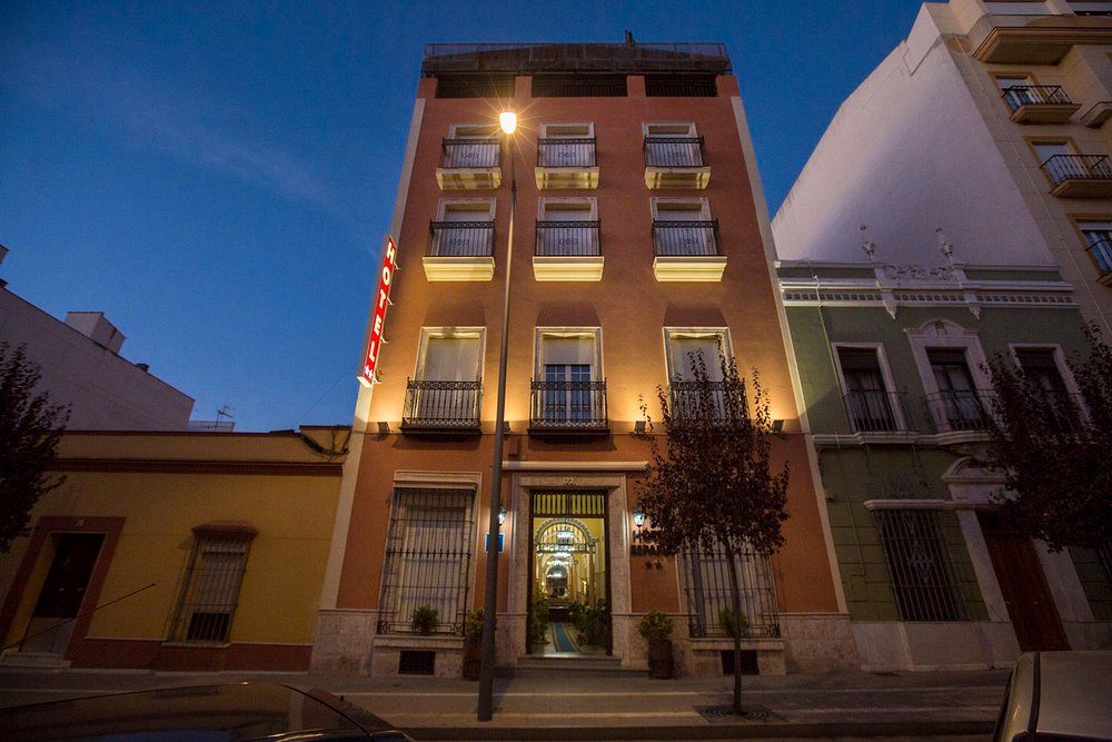 Vista exterior de Edificio en venta en Almendralejo con Alarma