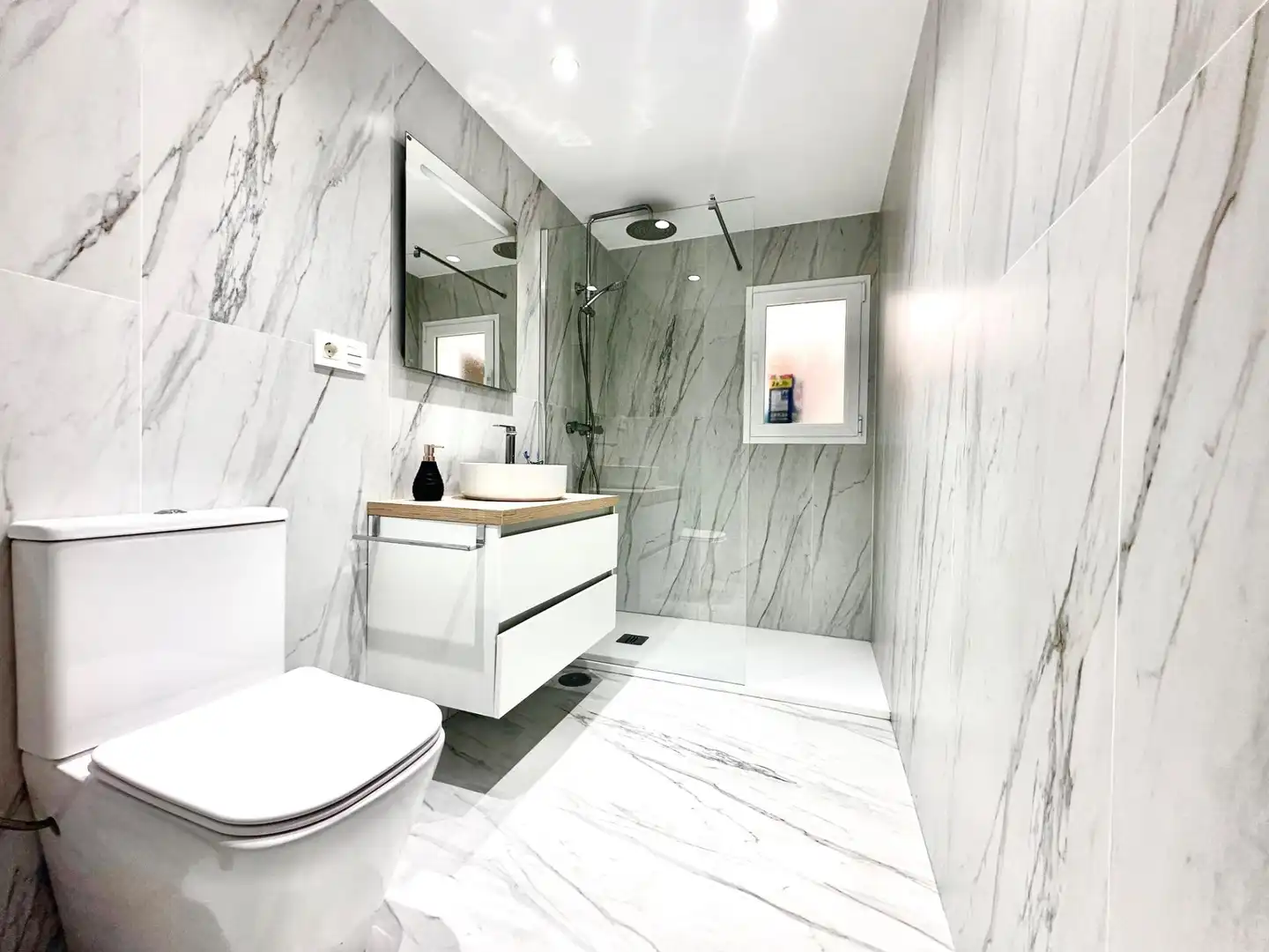 Bathroom of Ground floor for sale in Marbella  with Air Conditioner, Heating and Parquet flooring