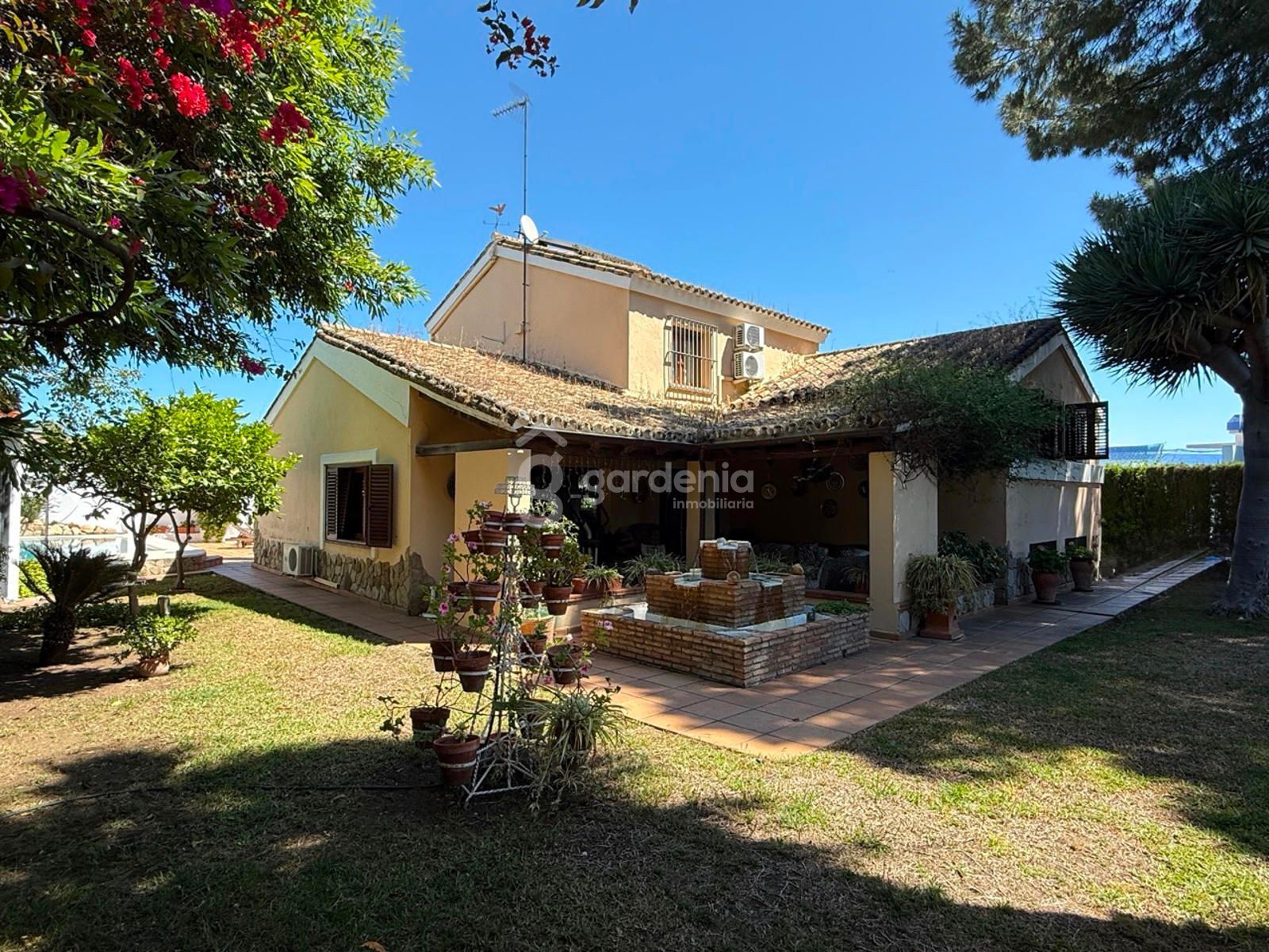 Jardí de Casa o xalet en venda en Tomares amb Aire condicionat, Calefacció i Jardí privat
