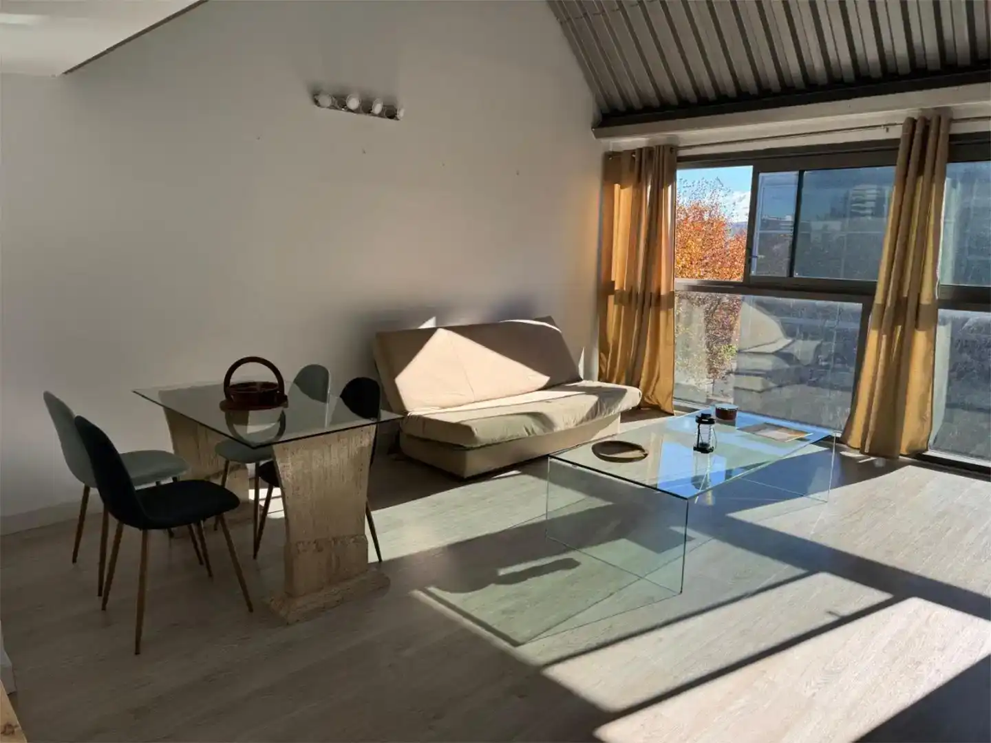 Sala de estar de Dúplex en venta en Alcalá de Henares con Aire acondicionado, Parquet y Amueblado