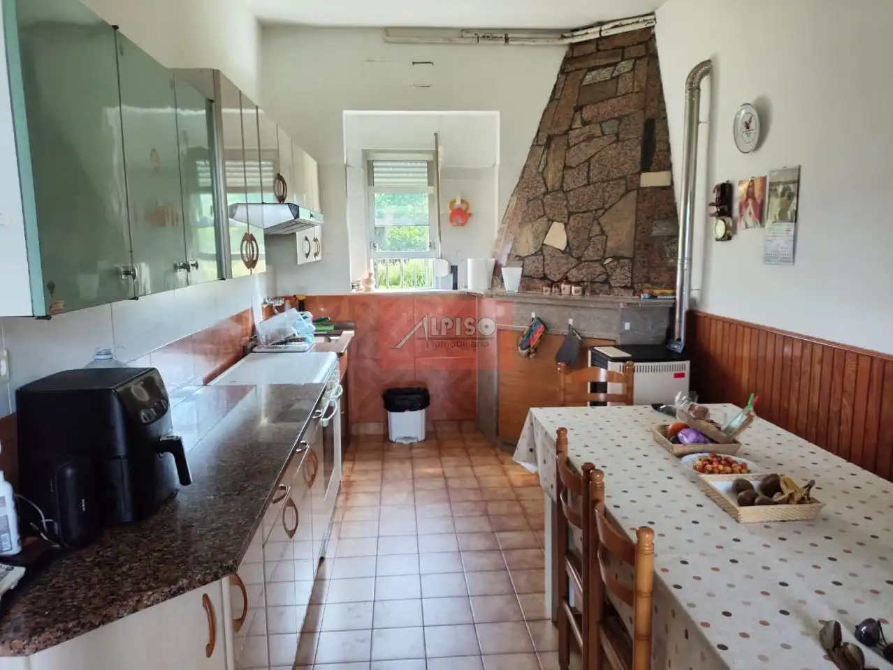 Cuina de Casa o xalet en venda en Ourense Capital  amb Calefacció, Jardí privat i Traster