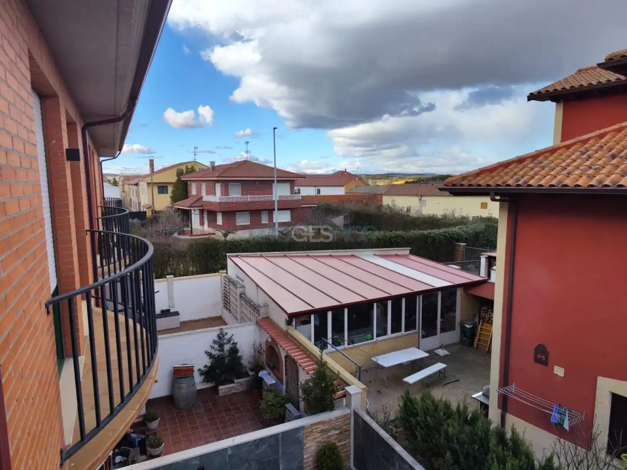 Terrassa de Casa adosada en venda en Valdefresno amb Calefacció, Jardí privat i Parquet