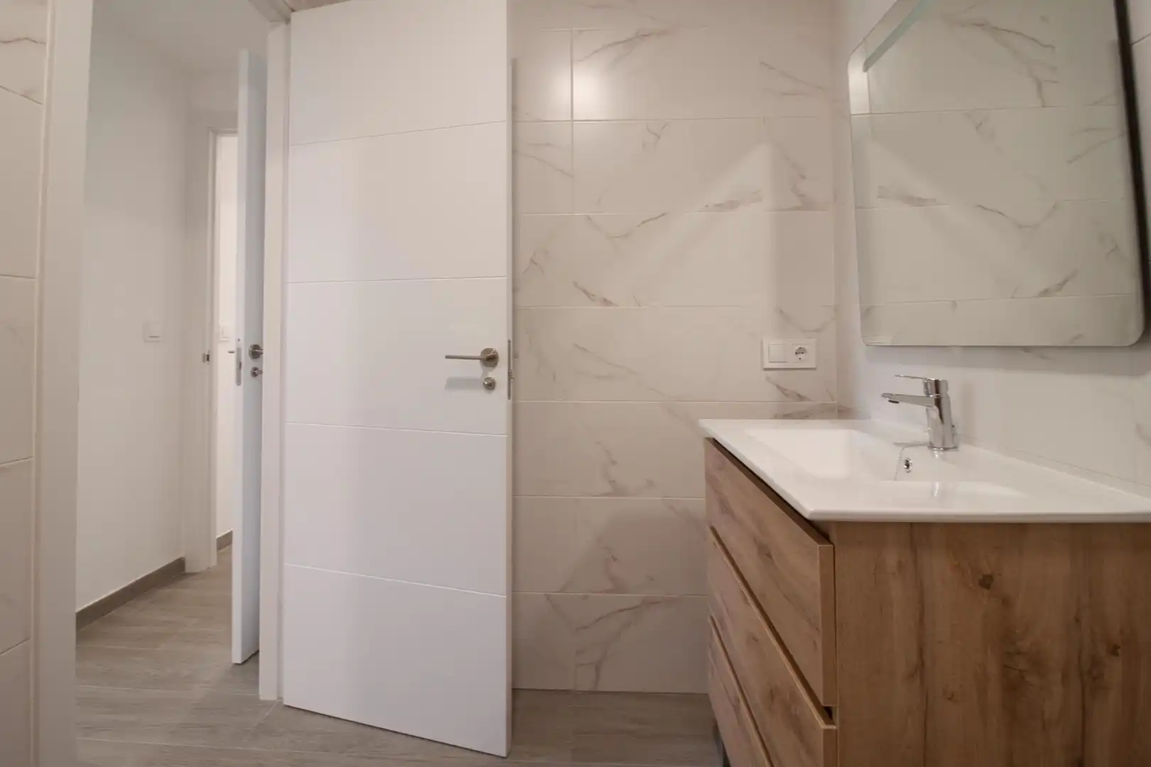 Baño de Piso de alquiler en La Rinconada con Aire acondicionado, Jardín privado y Terraza