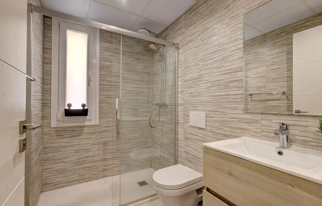Baño de Apartamento en venta en Benalmádena con Aire acondicionado, Calefacción y Jardín privado