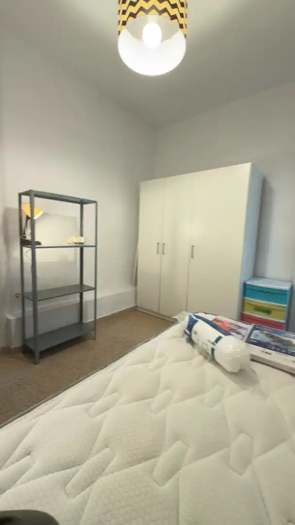 Habitación de Piso de alquiler en Granada con Aire acondicionado, Amueblado y Lavadora
