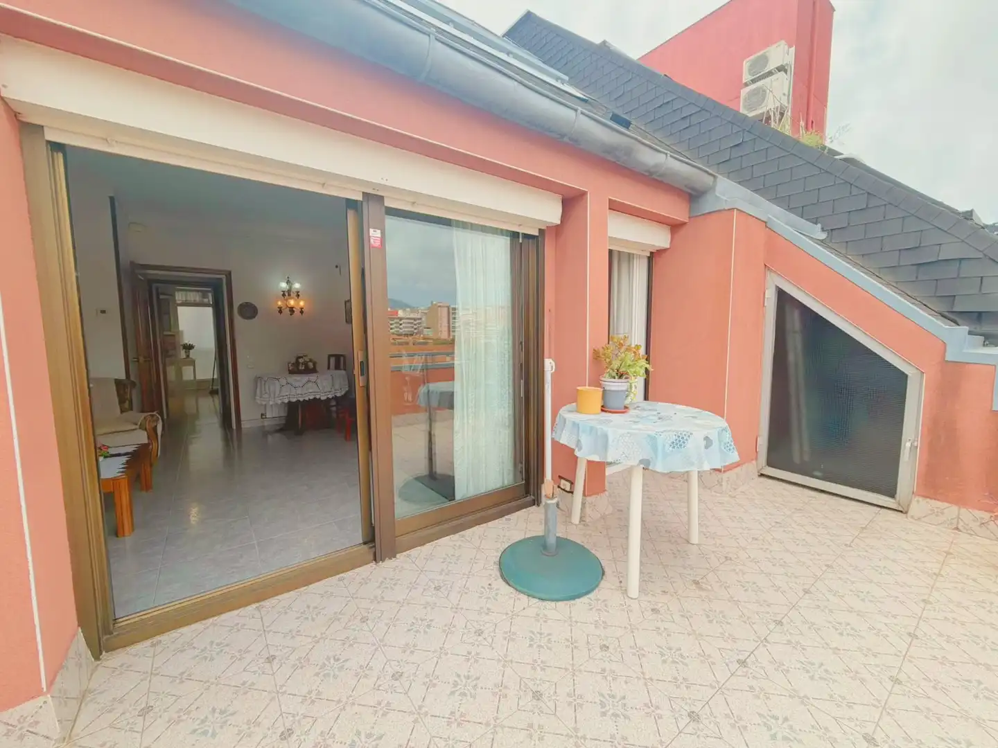 Terraza de Ático en venta en L'Hospitalet de Llobregat con Calefacción, Terraza y Horno