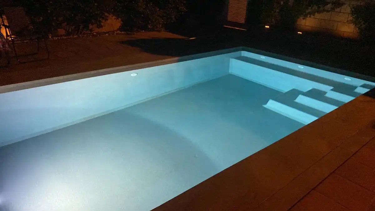 Schwimmbecken von Einfamilien-Reihenhaus zum Verkauf in Soria Capital  mit Heizung, Privatgarten und Terrasse