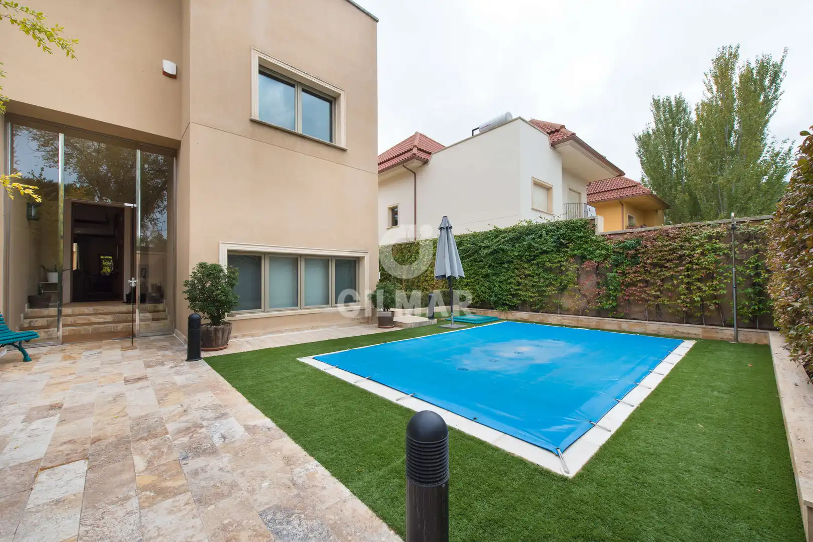 Piscina de Casa adosada en venda en Madrid amb Calefacció, Jardí privat i Piscina