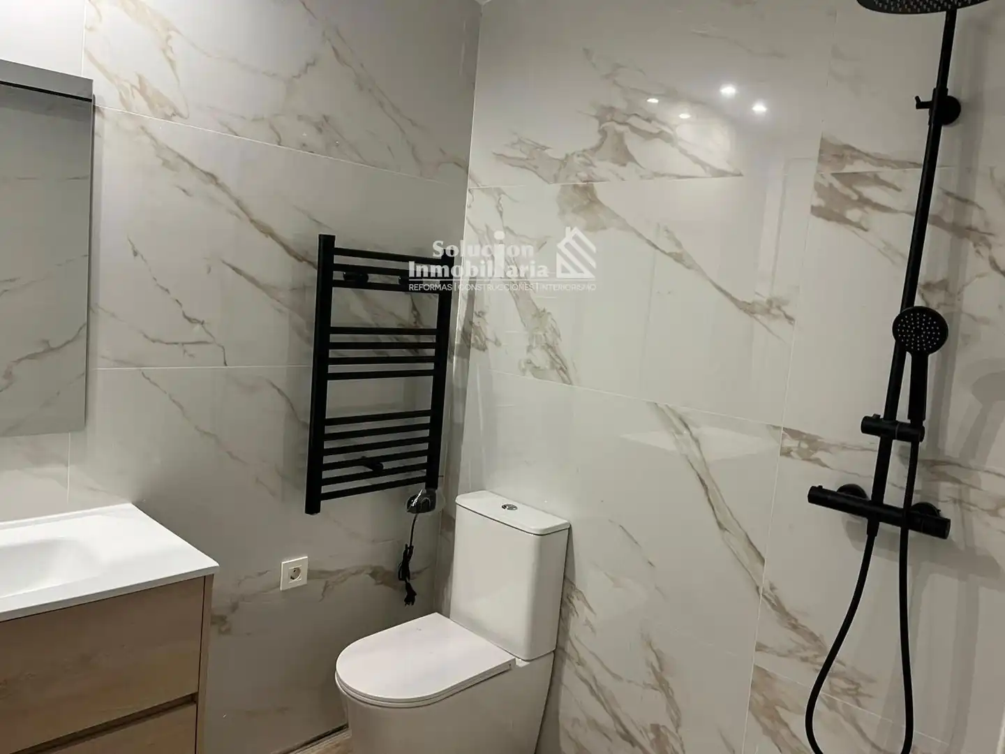 Badezimmer von Wohnungen zum Verkauf in Madrid mit Klimaanlage und Heizung