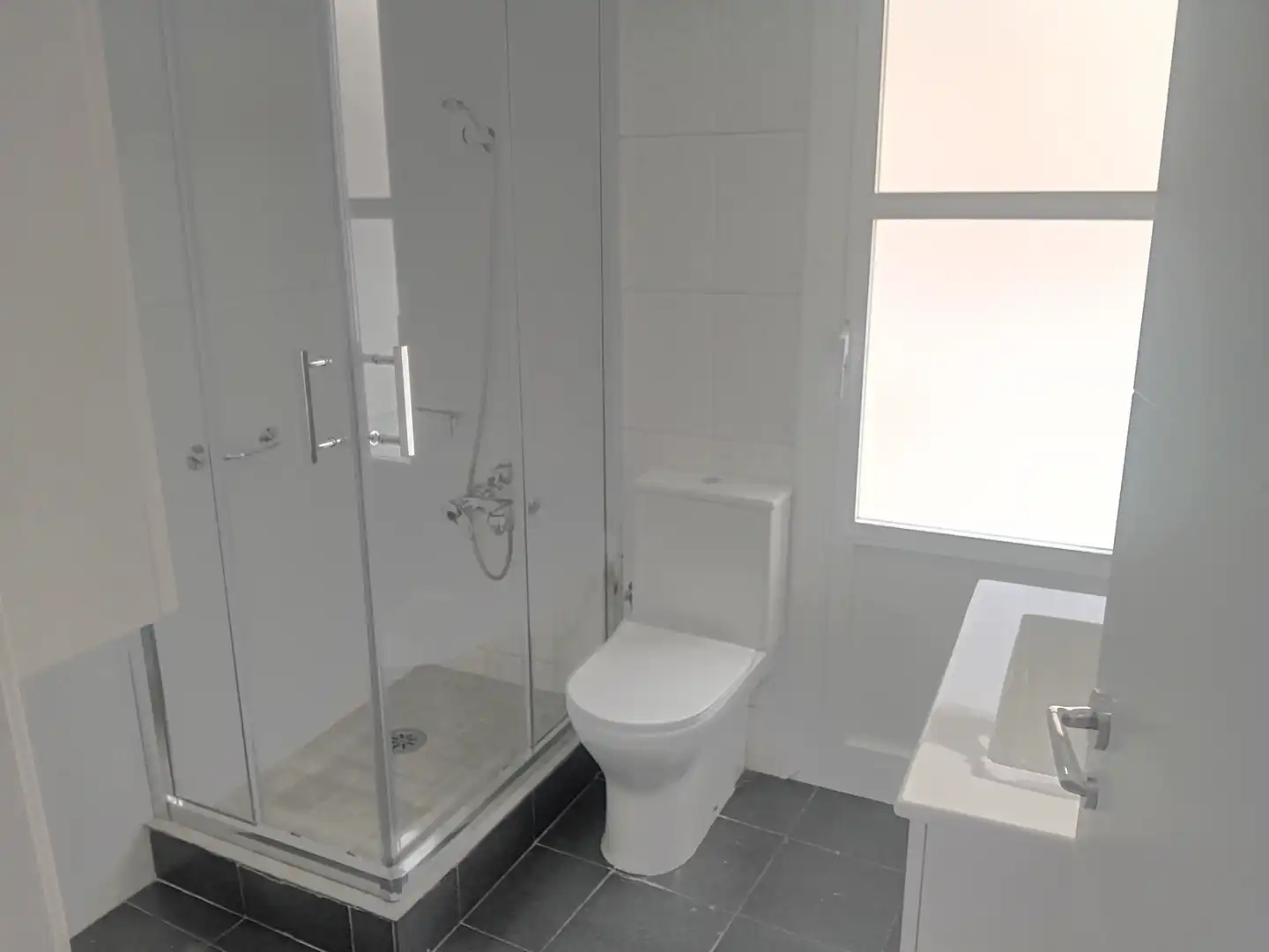 Baño de Piso en venta en Girona con Calefacción, Terraza y Internet