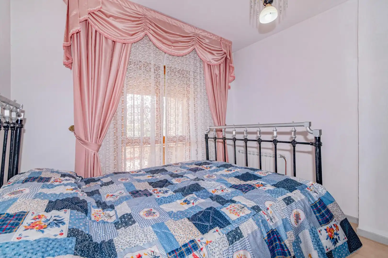 Habitación de Casa o chalet en venta en Baza con Aire acondicionado, Calefacción y Jardín privado