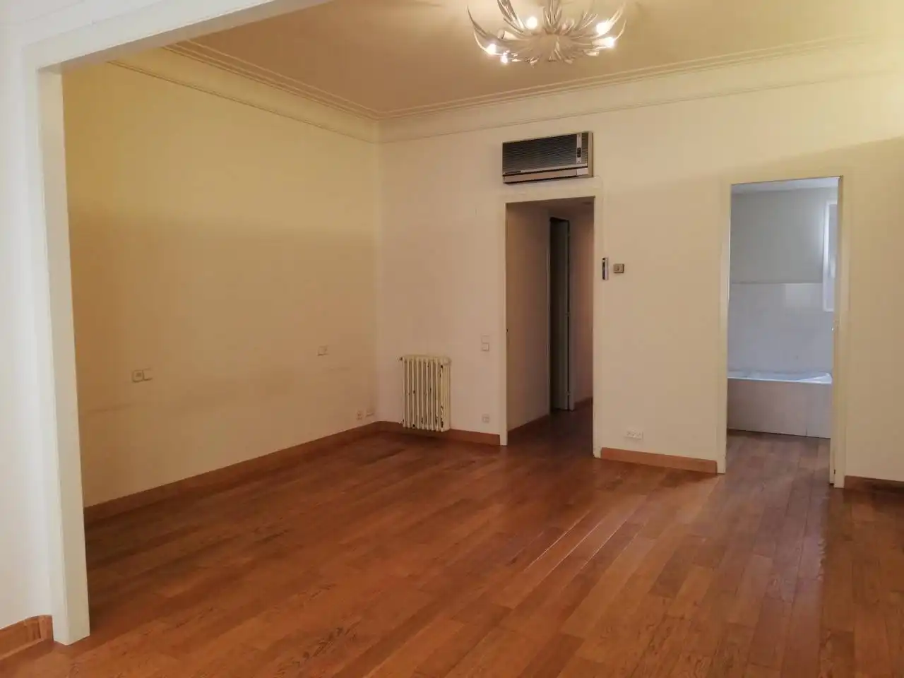 Wohnung zur Miete in Girona mit Klimaanlage, Heizung und Parkett