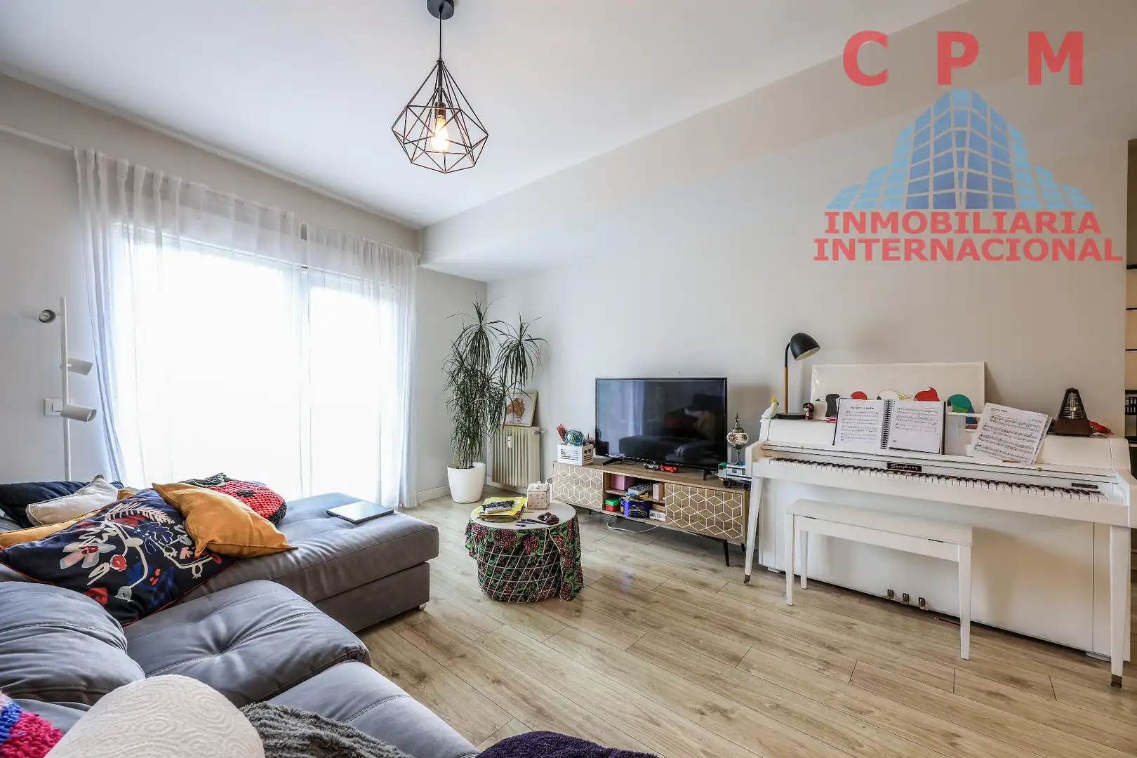 Living room of Flat for rent in Madrid  with Air Conditioner, Heating and Parquet flooring