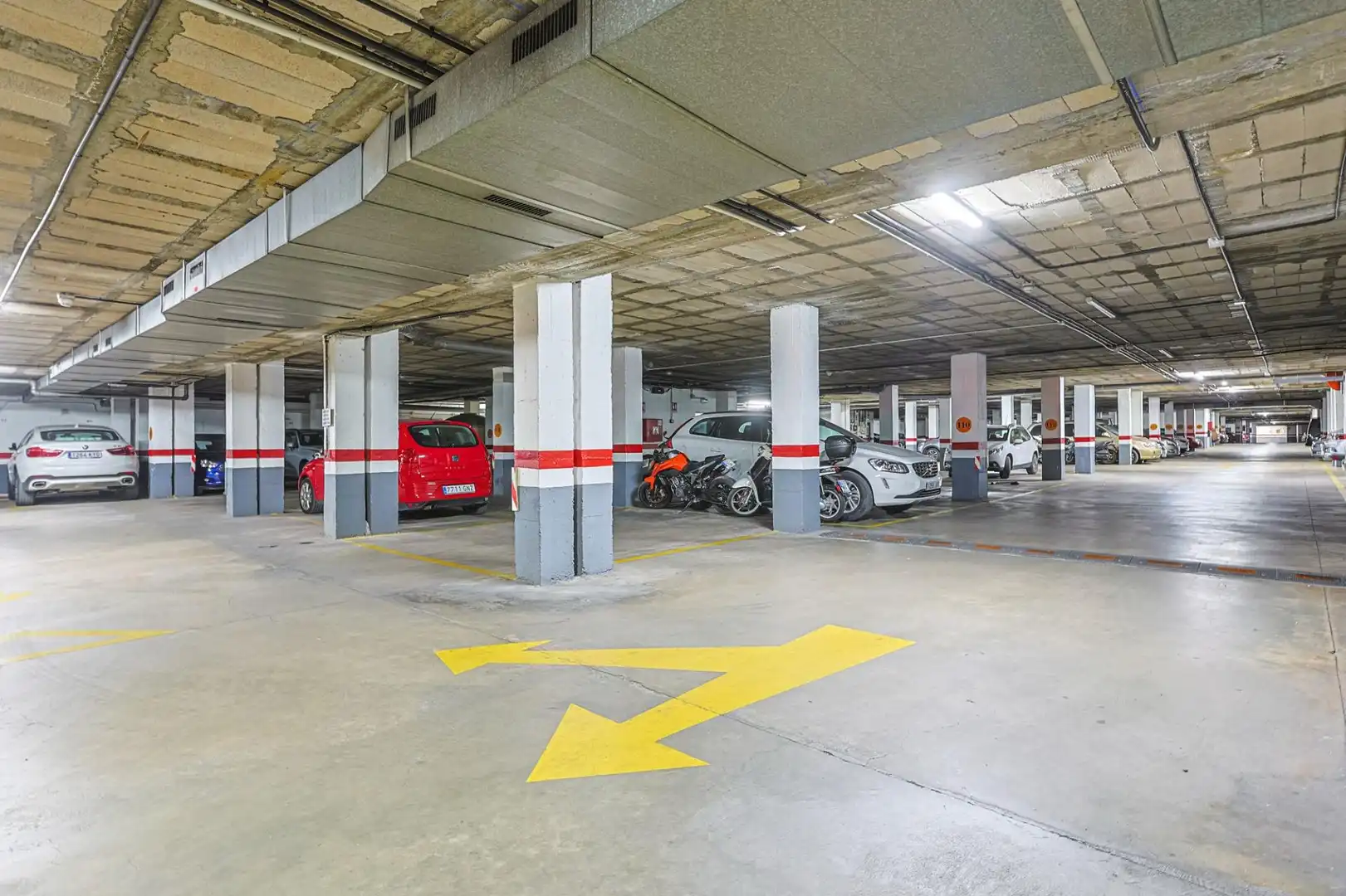 Parking of Flat for sale in Sevilla  with Air Conditioner and Furnished