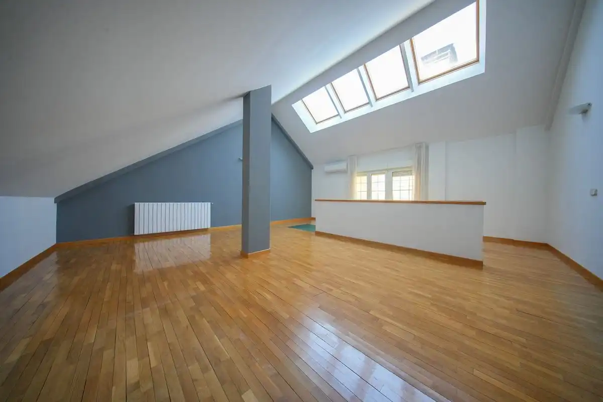 Habitación de Casa adosada en venta en Pozuelo de Alarcón con Aire acondicionado, Calefacción y Jardín privado