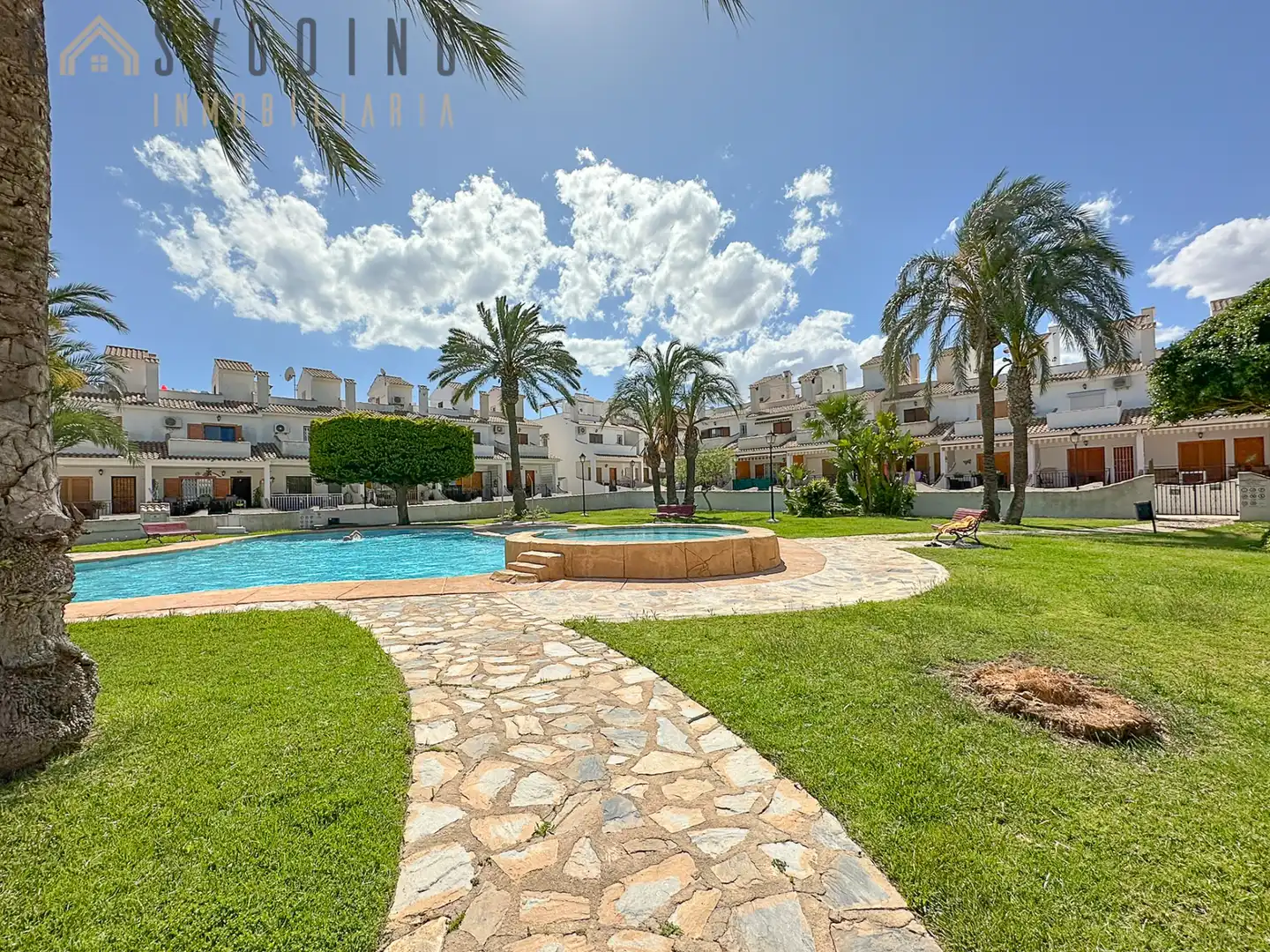 Außenansicht von Einfamilien-Reihenhaus zum Verkauf in Santa Pola mit Klimaanlage, Terrasse und Gemeinschaftspool