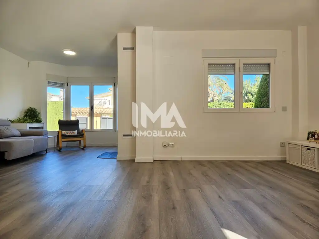 Vista exterior de Casa o xalet en venda en L'Eliana amb Aire condicionat, Calefacció i Jardí privat