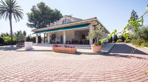 CHALET INDEPENDIENTE CON 5.250M2 DE PARCELA, PISCINA Y ALMACÉN ENTRE ELCHE Y TORRELLANO