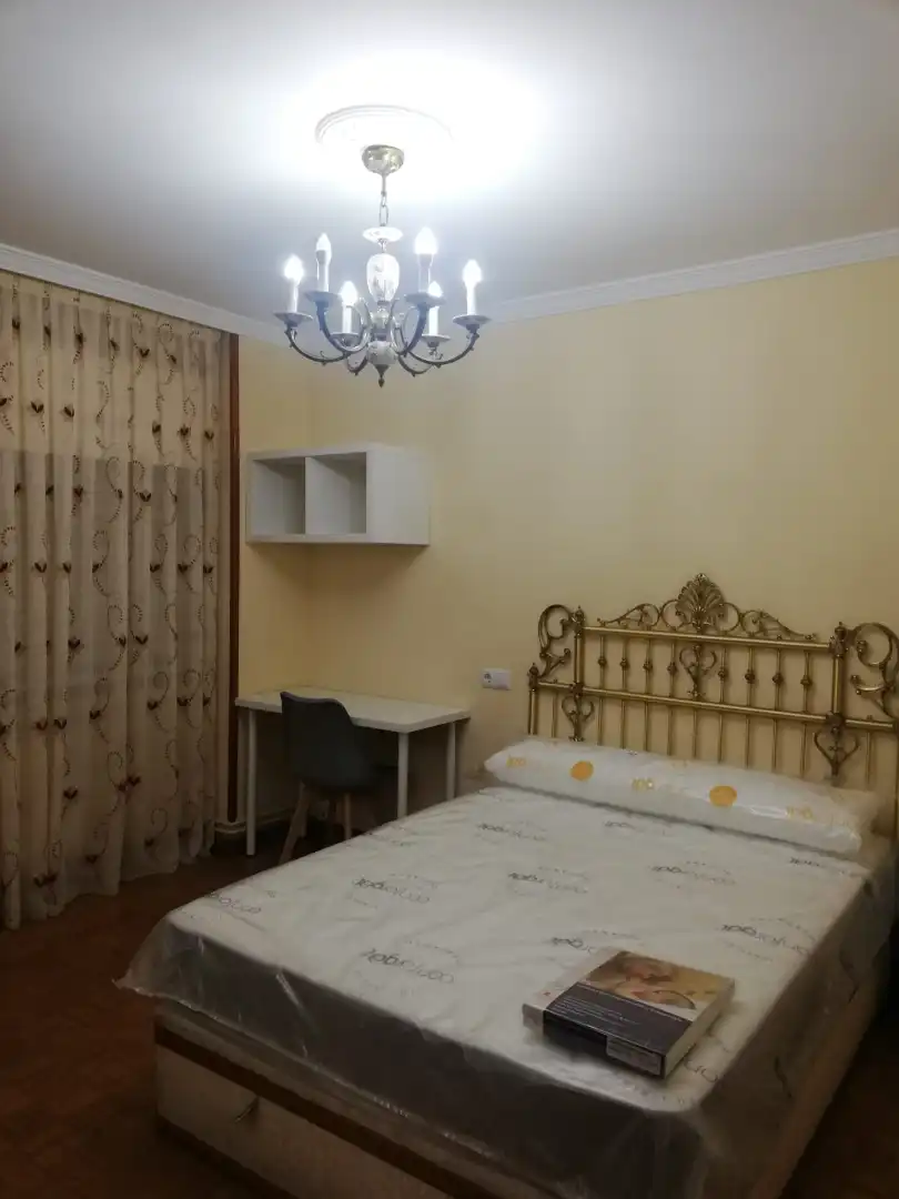 Dormitori de Pis de lloguer en Santiago de Compostela  amb Calefacció, Parquet i Moblat