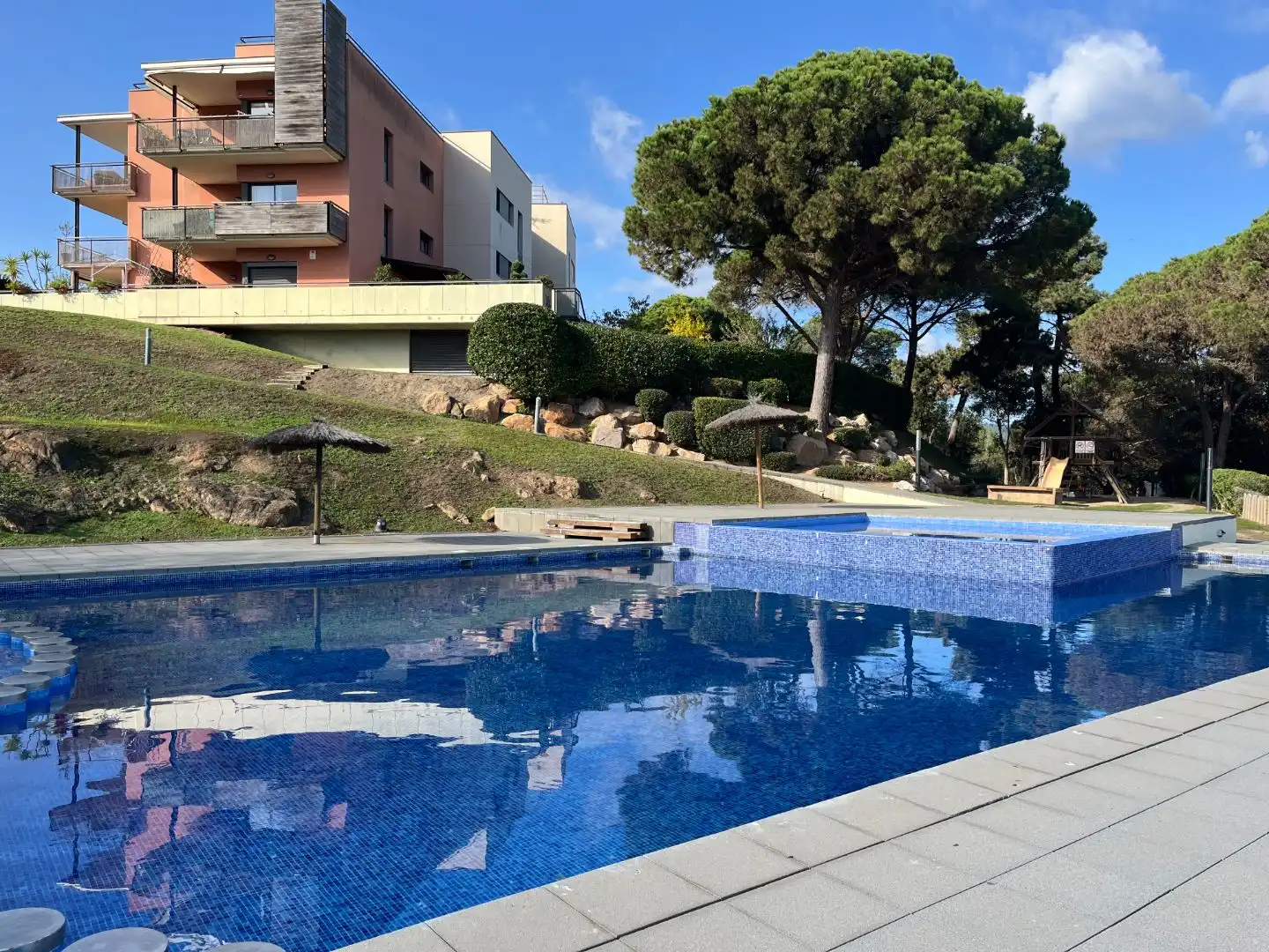 Apartamento con piscina en venta en Avenida Sa Boadella 10