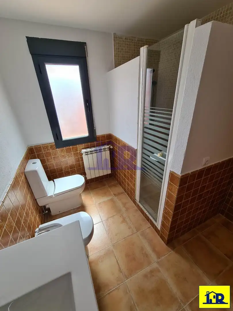 Bany de Casa adosada en venda en Villar de Olalla amb Calefacció, Jardí privat i Terrassa