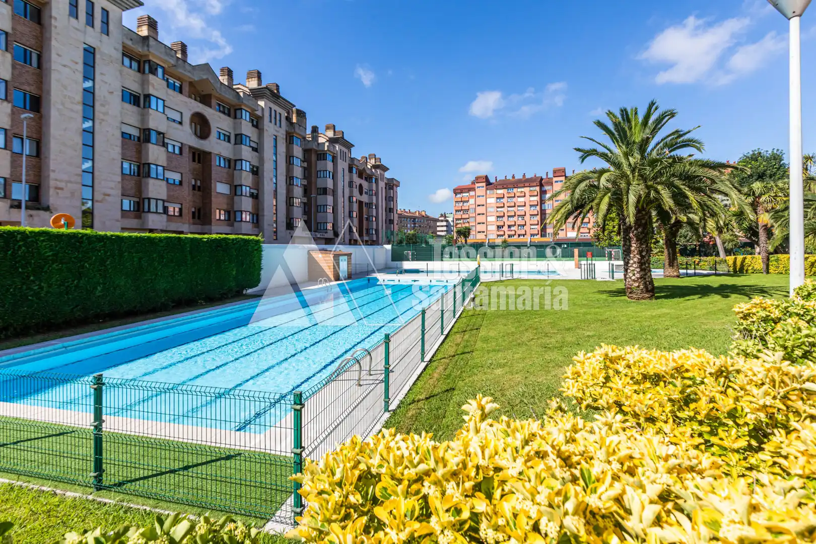 Piscina de Pis de lloguer en Gijón  amb Calefacció, Parquet i Forn