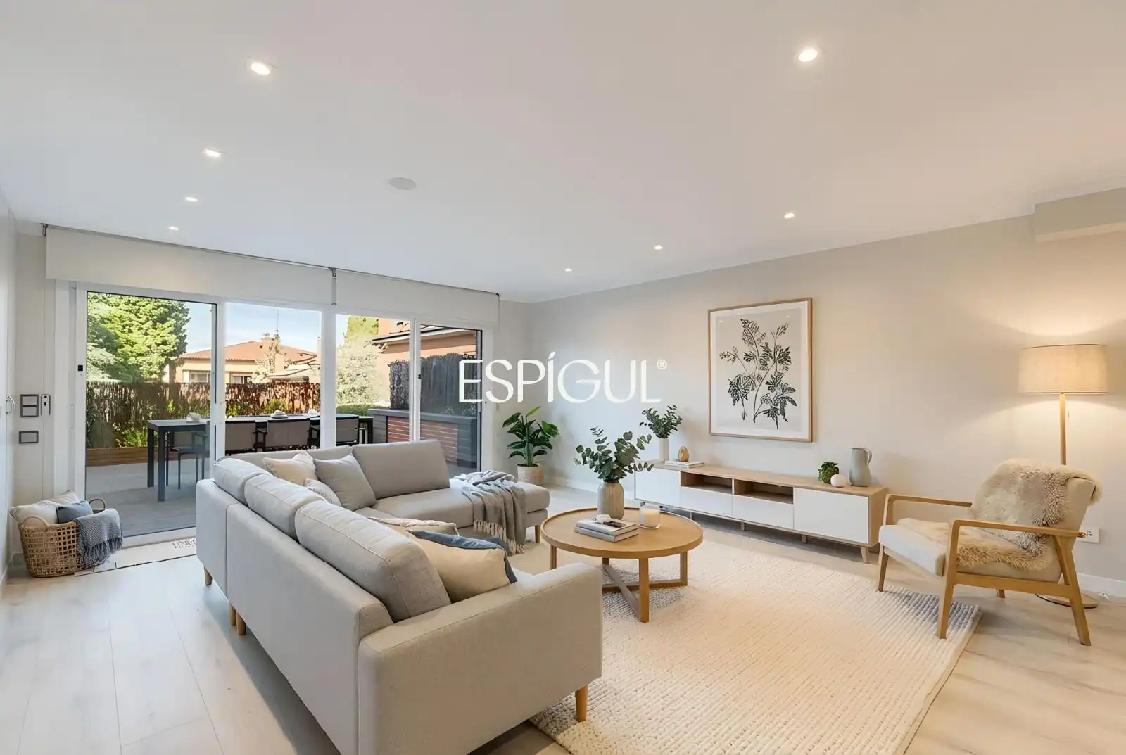 Sala de estar de Casa adosada en venta en Sant Cugat del Vallès con Aire acondicionado, Calefacción y Terraza