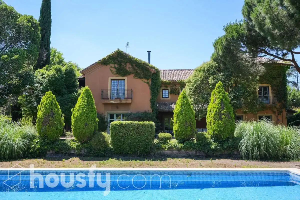 Exterior view of Houses for sale in Pozuelo de Alarcón  with Air Conditioner, Heating and Private garden
