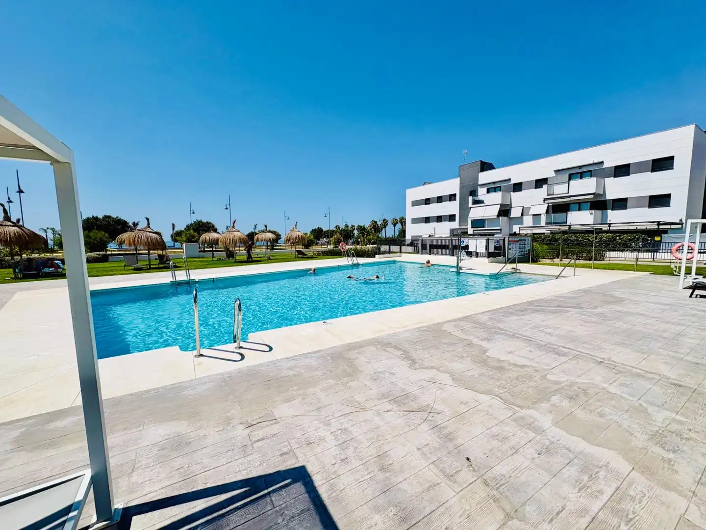 Piscina de Planta baja de alquiler en Vélez-Málaga con Aire acondicionado, Calefacción y Jardín privado