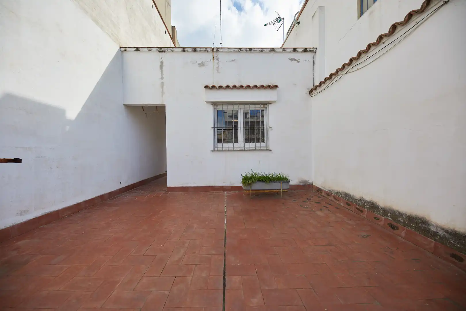 Vista exterior de Casa adosada en venda en Vilanova i la Geltrú amb Aire condicionat, Terrassa i Balcó