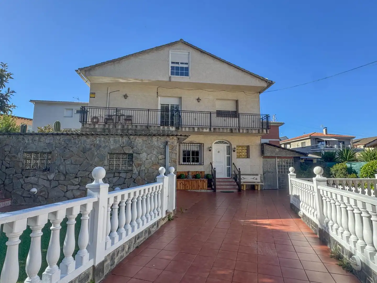 Vista exterior de Casa o chalet en venta en Sant Esteve Sesrovires con Aire acondicionado, Calefacción y Balcón