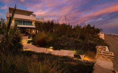 Jardí de Casa o xalet en venda en Marbella amb Aire condicionat, Terrassa i Piscina