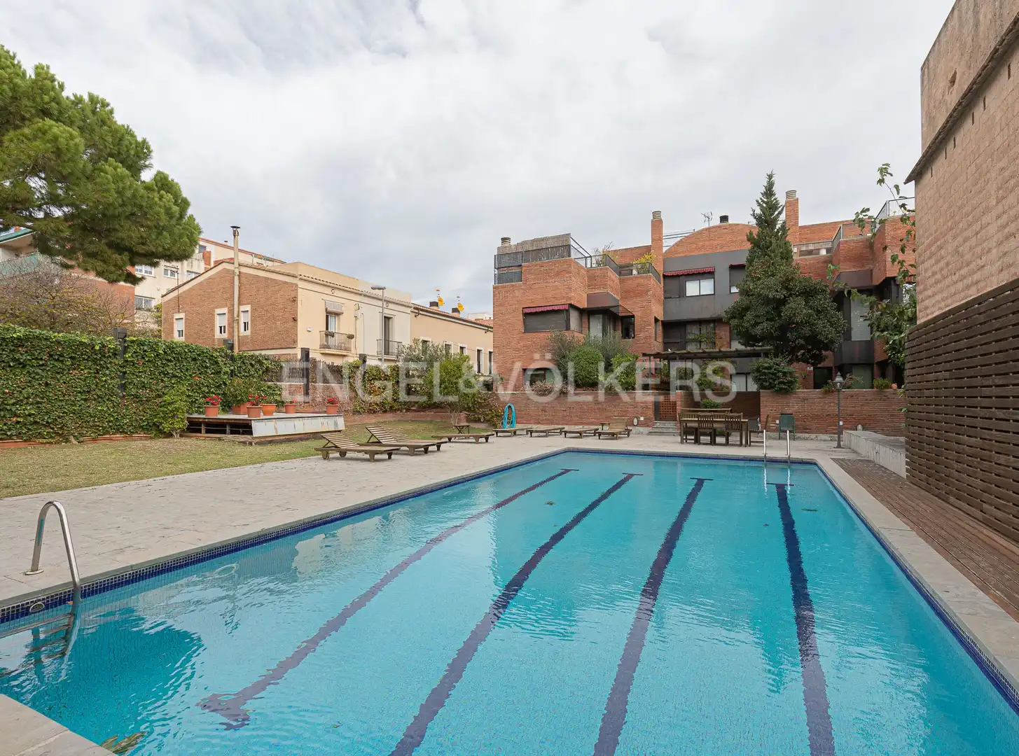 Piscina de Casa adosada de alquiler en Barcelona con Aire acondicionado, Calefacción y Jardín privado
