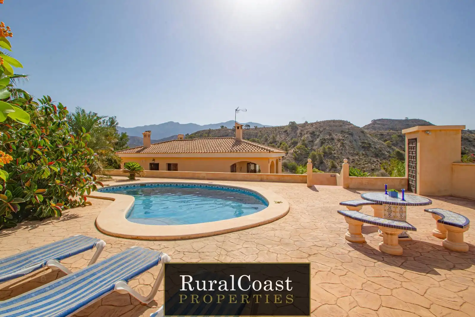 Vista exterior de Casa o xalet en venda en Jijona / Xixona amb Calefacció, Traster i Piscina