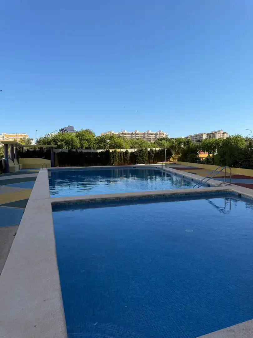 Piscina de Apartamento en venta en Gandia con Aire acondicionado, Amueblado y Piscina comunitaria