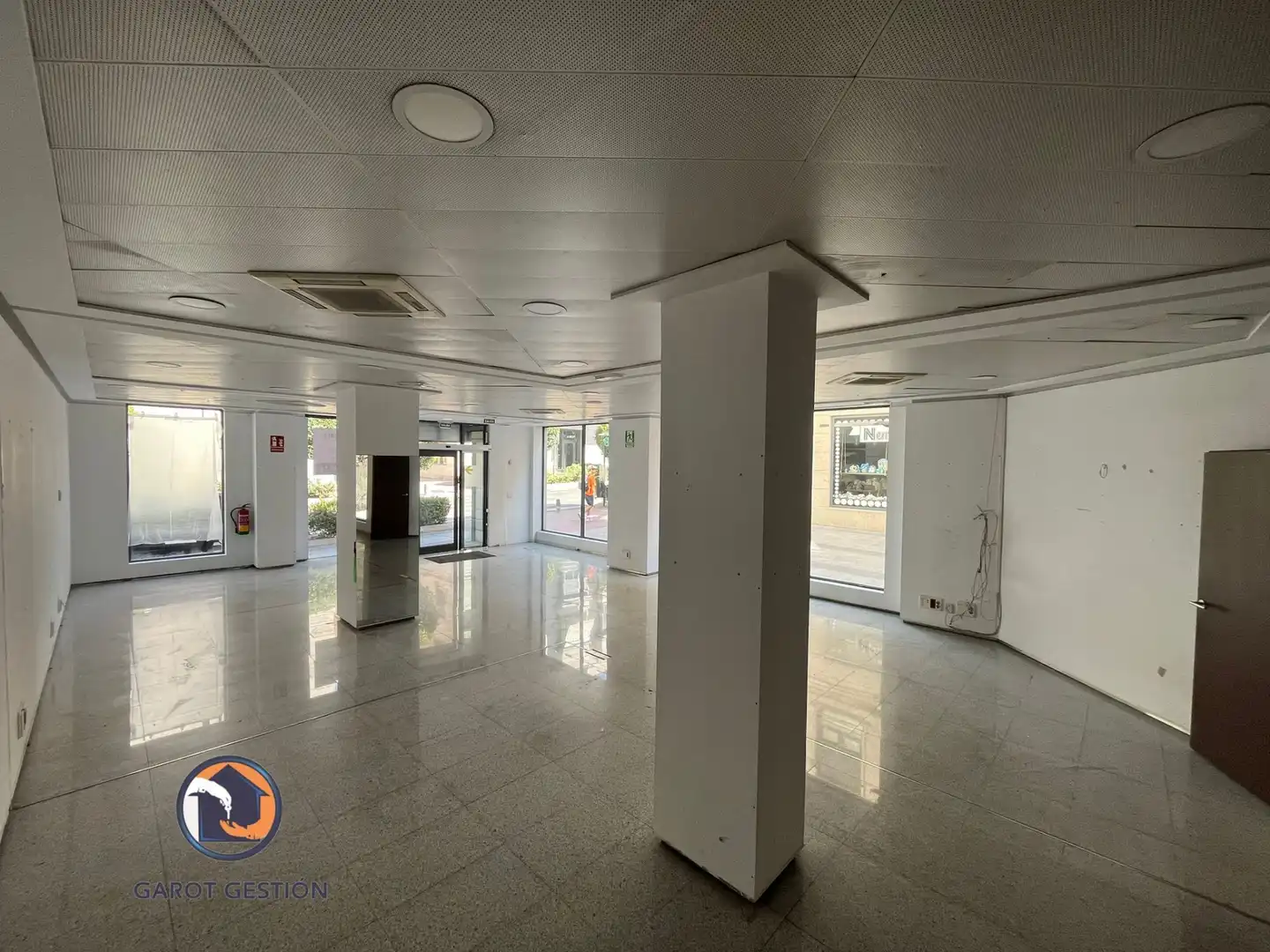 Commercial properties for sale in San Fernando de Henares  with Air Conditioner and Internet